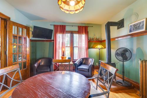 Ruang duduk di Group Getaway Luxe Farmhouse in Mt Horeb!