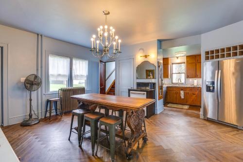 Dapur atau dapur kecil di Group Getaway Luxe Farmhouse in Mt Horeb!