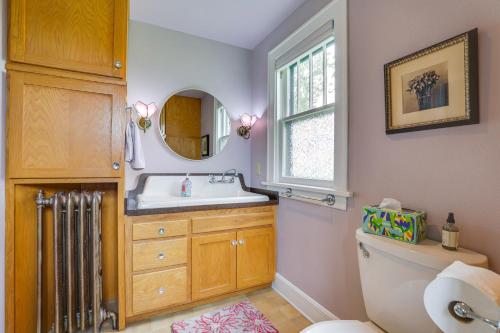 Bilik mandi di Group Getaway Luxe Farmhouse in Mt Horeb!