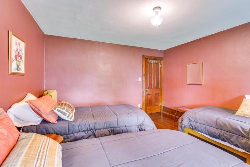Katil atau katil-katil dalam bilik di Group Getaway Luxe Farmhouse in Mt Horeb!