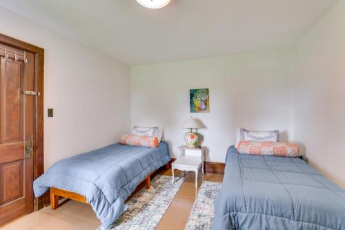 Katil atau katil-katil dalam bilik di Group Getaway Luxe Farmhouse in Mt Horeb!