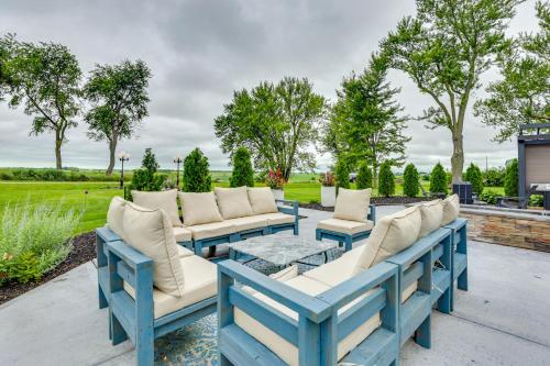 Taman di luar Group Getaway Luxe Farmhouse in Mt Horeb!