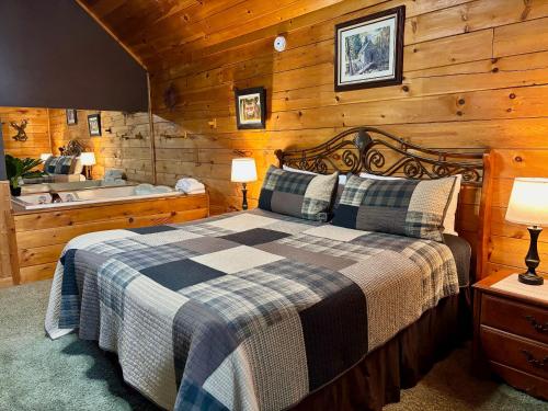 A bed or beds in a room at Pet friendly, king bedrooms, smart TVs, pool table, theater room, and hot tub!