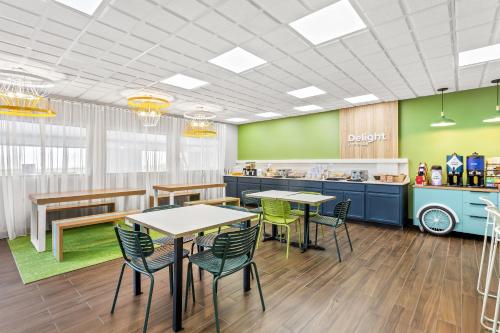 a cafeteria with tables and chairs and a counter at Spark By Hilton Oak Forest I-57 in Oak Forest
