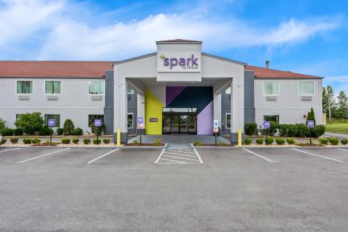 a hotel with a parking lot in front of it at Spark By Hilton Oak Forest I-57 in Oak Forest