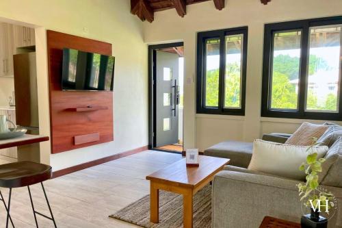 una sala de estar con un sofá y una mesa en The Gardenview Apartment at Villa Horizon, en Rodney Bay Village