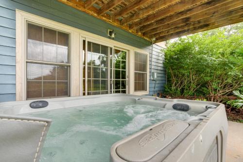 Foto sihtkohas McHenry asuva majutusasutuse 1 Mi to Wisp Resort Hot Tub Haven in McHenry! galeriist