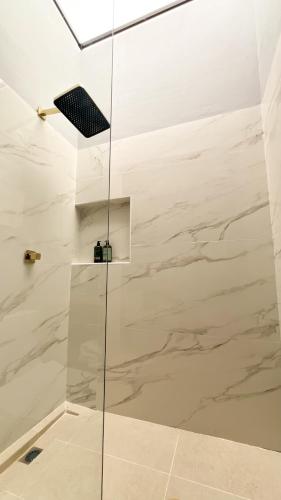 a shower with a glass door in a bathroom at Casa Turística Don Juan in Ibagué