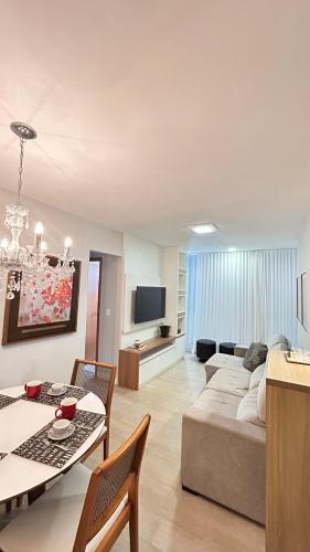 a living room with a couch and a table at Apê Praia e conforto - no melhor da Praia do Canto in Vitória