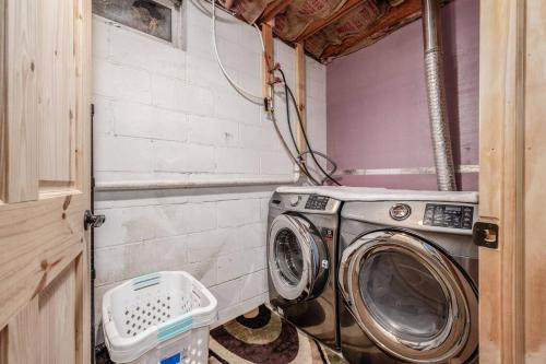 a laundry room with a washing machine in it at The Hideaway On Little Jay Log Home in Cohasset
