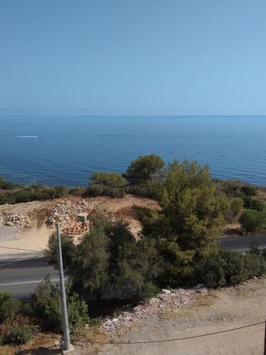 a view of the ocean from a road at Appartement F3 aich el vez in Bejaïa