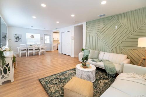 Χώρος καθιστικού στο Cozy 3br With Patio & Yard Near Ybor City