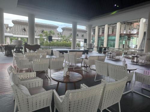 a lobby with a lot of chairs and a table at Villa dentro del Hotel Vidanta Mayan Palace in Acapulco