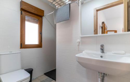 Un baño de Stunning Home In Fuente Vaqueros