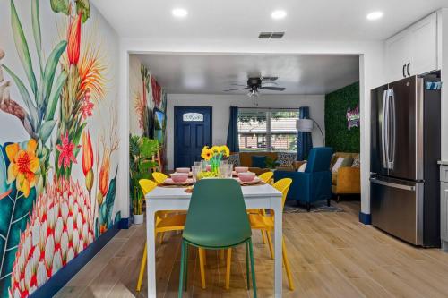 a kitchen and dining room with a table and chairs at Pets Ok! Heated Pool Mins To 3 Sisters Spring! in Crystal River