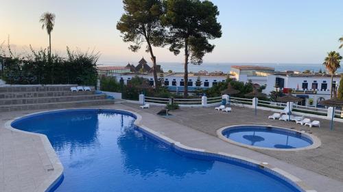 米迪克Dreamy ocean getaway! Renovated bungalow的一个带椅子的大型游泳池和一栋建筑