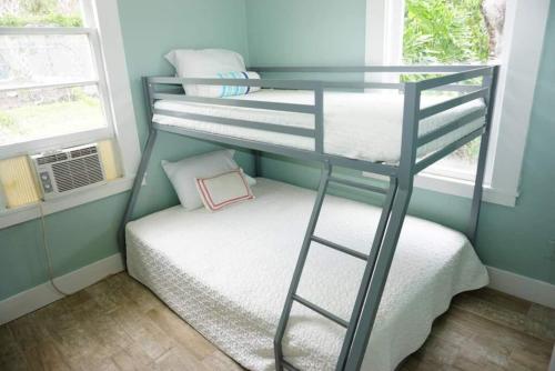 ein Etagenbett in einem Zimmer mit einem Etagenbett in der Unterkunft Beachside Cottage Walk 2BeachOcean Center PETS OK in Daytona Beach