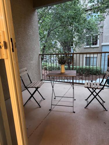 Ein Balkon oder eine Terrasse in der Unterkunft Stylish 2BR Condo with Amenities Near Six Flags
