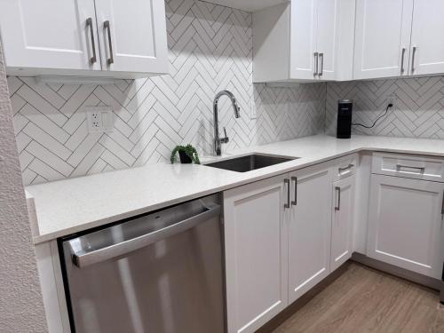 Küche/Küchenzeile in der Unterkunft Stylish 2BR Condo with Amenities Near Six Flags