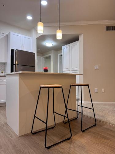 Küche/Küchenzeile in der Unterkunft Stylish 2BR Condo with Amenities Near Six Flags