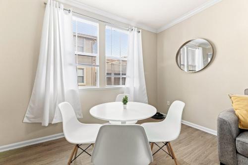 Ein Sitzbereich in der Unterkunft Stylish 2BR Condo with Amenities Near Six Flags