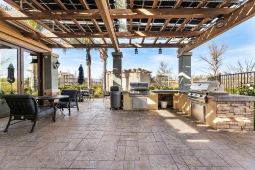Ein Balkon oder eine Terrasse in der Unterkunft Stylish 2BR Condo with Amenities Near Six Flags