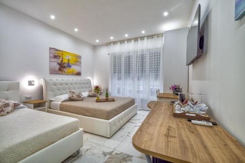Un dormitorio con 2 camas y una mesa en una habitación en Alloggio Turistico Mediterranean Cruises, en Civitavecchia