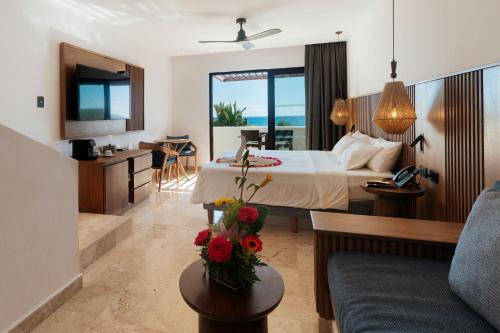 una camera d'albergo con un letto e un soggiorno di Akumal Bay Beach & Wellness Resort ad Akumal