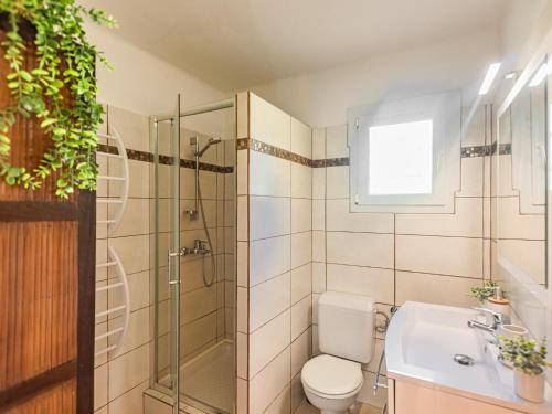 une salle de bain avec une douche, des toilettes et un lavabo dans l'établissement Les Romarins, à Saint-Tropez