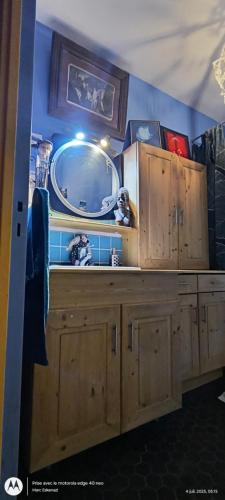 Cette chambre dispose d'une coiffeuse avec un miroir. dans l'établissement Charming Guesthouse 7min from Eiffel Tower, à Paris