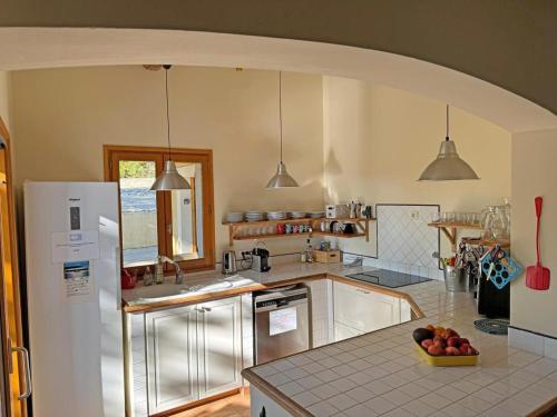 Кухня или мини-кухня в Villa Bellegarde
