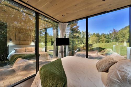Postel nebo postele na pokoji v ubytování Mirror Cabin & Sauna In A Forest