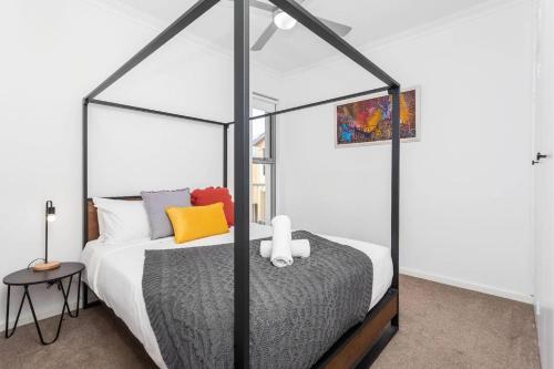 Ένα ή περισσότερα κρεβάτια σε δωμάτιο στο 2 Chic Stylish Modern Family On Charles