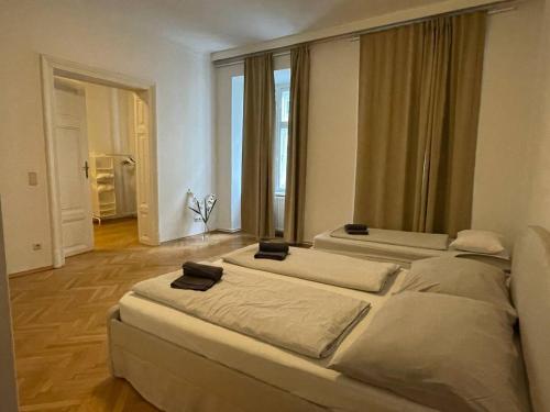 Sunny 3BR Central Apartment
