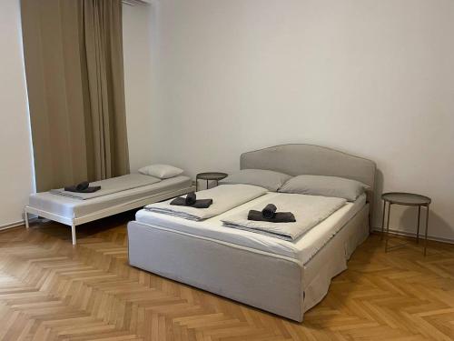 Sunny 3BR Central Apartment