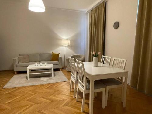 Sunny 3BR Central Apartment