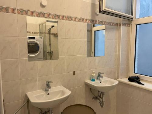 Sunny 3BR Central Apartment