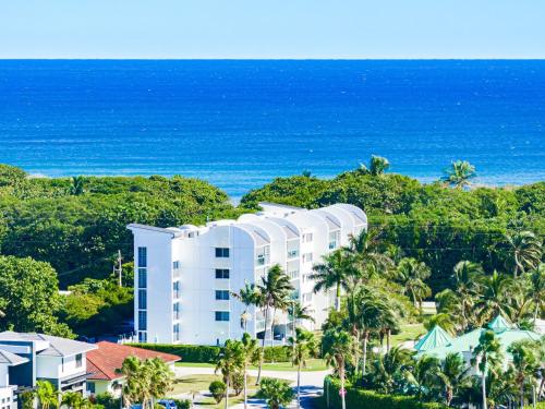an aerial view of a hotel and the ocean at Coastal Escape - Pool - Beach in Boca Raton