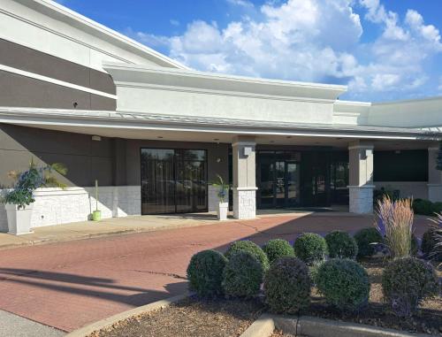 a building with a walkway in front of a building at Hotel Gurnee in Gurnee