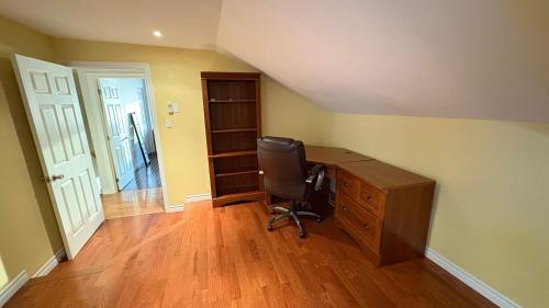 an office with a desk and a chair in a room at La Brise O-Lac in Sherbrooke
