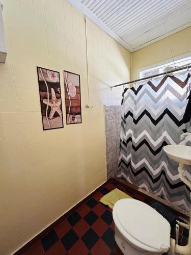 une salle de bains avec toilettes et lavabo dans l'établissement Casa mar, à Angra dos Reis