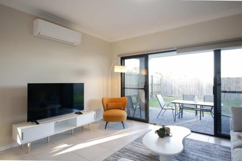 TV a/nebo společenská místnost v ubytování Spacious 4BR Family Home in Doolandella
