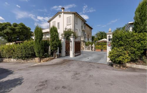 a white house with a gate and a driveway at Prato Bello in Fucecchio