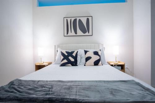 a bedroom with a large bed with two lamps at Boulevard Stays Comfortable 1BR Suite w Pool Parking Gym 04 in Dallas