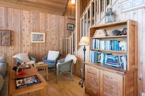 a living room with a book shelf with books at Waterfront Privacy, Pet-friendly, Close To Trails in Olga
