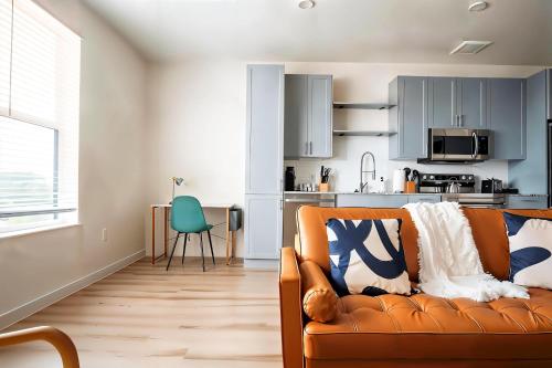 Kuchyň nebo kuchyňský kout v ubytování Boulevard Stays Stylish 1BR Stay Includes Pool Gym & Free Parking