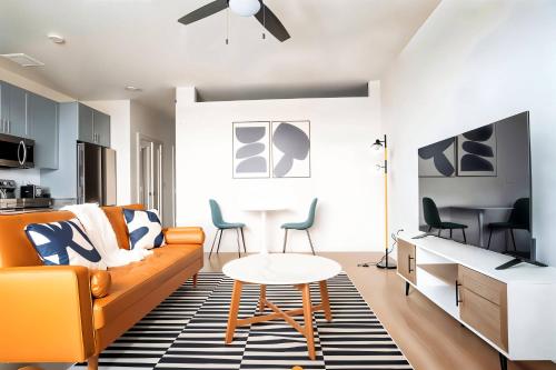 TV a/nebo společenská místnost v ubytování Boulevard Stays Stylish 1BR Stay Includes Pool Gym & Free Parking