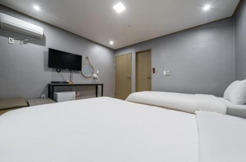 Ein Bett oder Betten in einem Zimmer der Unterkunft Jeju Pure Stay Ocean