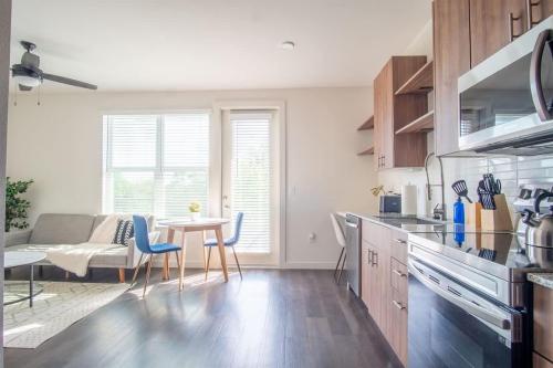 达拉斯Boulevard Stays Comfortable 1BR Suite w Pool Parking Gym 05的配有木制橱柜、桌子和椅子的厨房