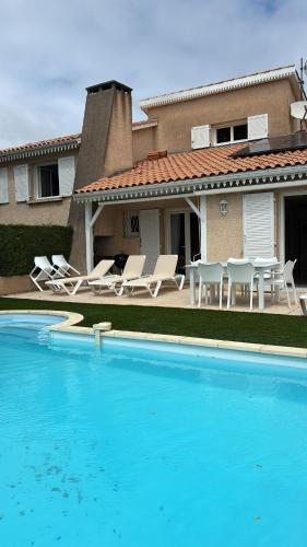 Villa La Hume proche port plage commodités Bassin d'Arcachon avec piscine chauffée